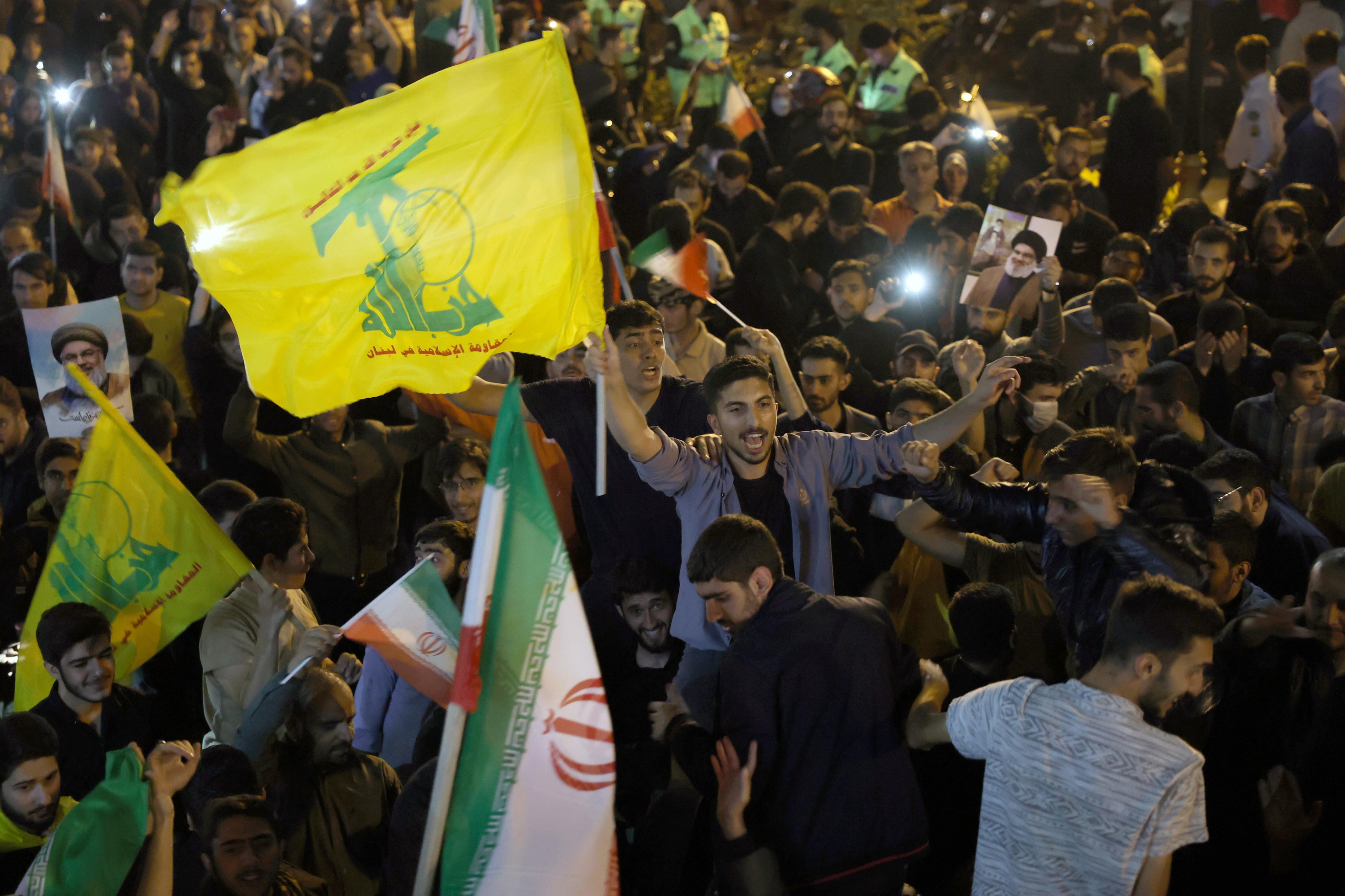 Iraníes celebran el ataque con misiles a Israel. (Foto: EFE)