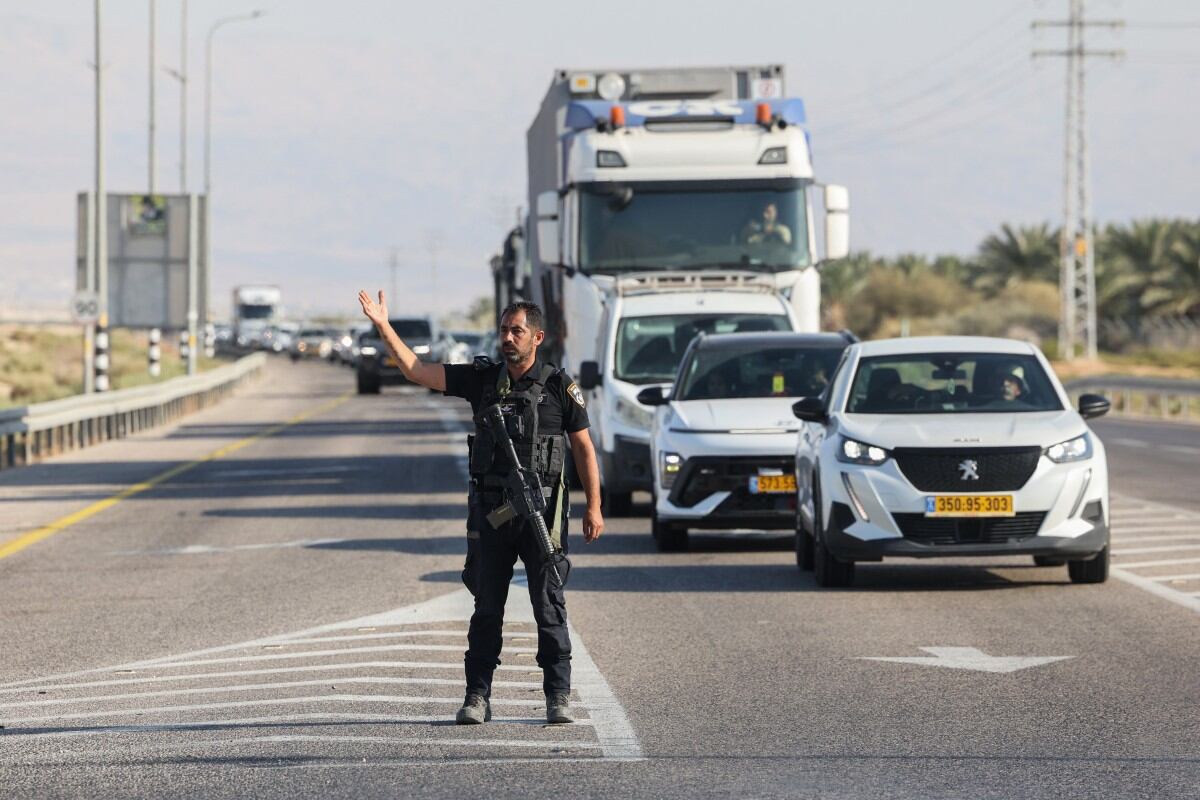Israeli security forces close off a road leading to the King Hussein (Allenby) bridge, the main border crossing between the Israel-occupied West Bank and Jordan, followiong a shooting attack on September 18, 2025. Israeli emergency services said the attacker, who was reportedly armed with a gun and a knife, killed two men. (Photo by Ahmad GHARABLI / AFP)