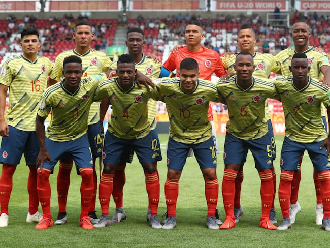Equipo de Colombia ante Ucrania en el Mundial Sub-20 de Polonia. Arriba de izquierda a derecha: Brayan Vera, Juan Palma, Carlos Cuesta, Kevin Mier, Jaime Alvarado y Andrés Perea. Abajo de izquierda a derecha: Luis Sinisterra, Anderson Arroyo, Juan Camilo Hernández, Andrés Balanta e Iván Angulo (Photo by Lars Baron - FIFA/FIFA via Getty Images)