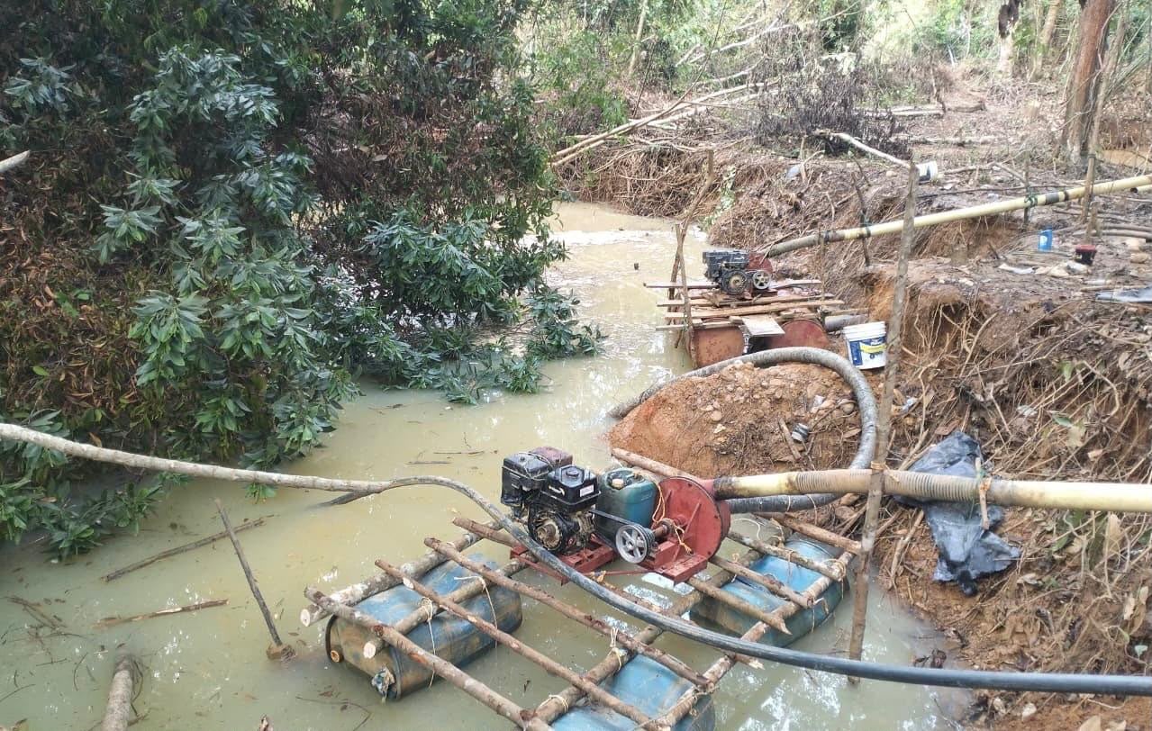 Destruida maquinaria utilizada en minería ilegal en Antioquia. Foto: Cortesía Brigada 11