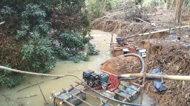 Destruida maquinaria utilizada en minería ilegal en Antioquia. Foto: Cortesía Brigada 11