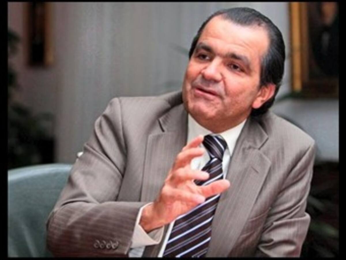 Si Santos va a la reelección, debe haber una alternativa: Zuluaga