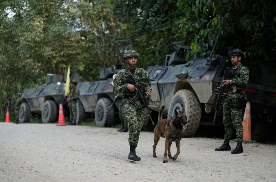 Soldados patrullan una carretera en Tibú, en la región nororiental colombiana del Catatumbo. / Foto: Fernando Vergara (AP).