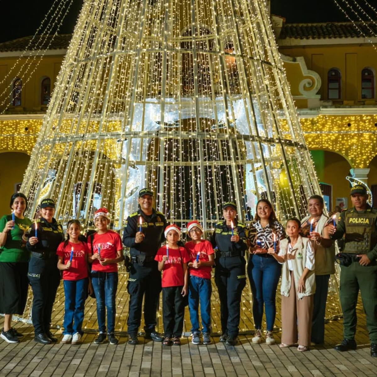 Cuidando la tradición: la Policía que mantiene la Noche de las Velitas en paz