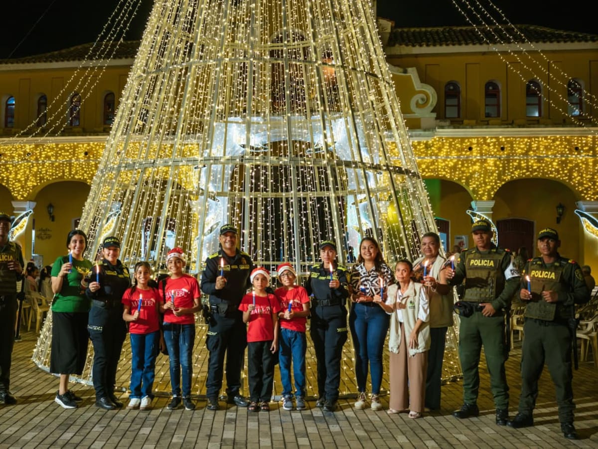 Cuidando la tradición: la Policía que mantiene la Noche de las Velitas en paz