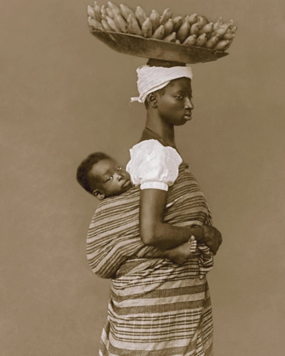 "Esclavos en la cosecha de café", 1882. El curador Burgi indica que "es más fácil para las generaciones contemporáneas pensar ese período a través de fotos que a través de dibujos, que en cierto modo proyectan un pasado aparentemente distante de algo que es tan próximo". (Foto: Marc Ferrez/Colección Gilberto Ferrez/Acervo Instituto Moreira Salles).