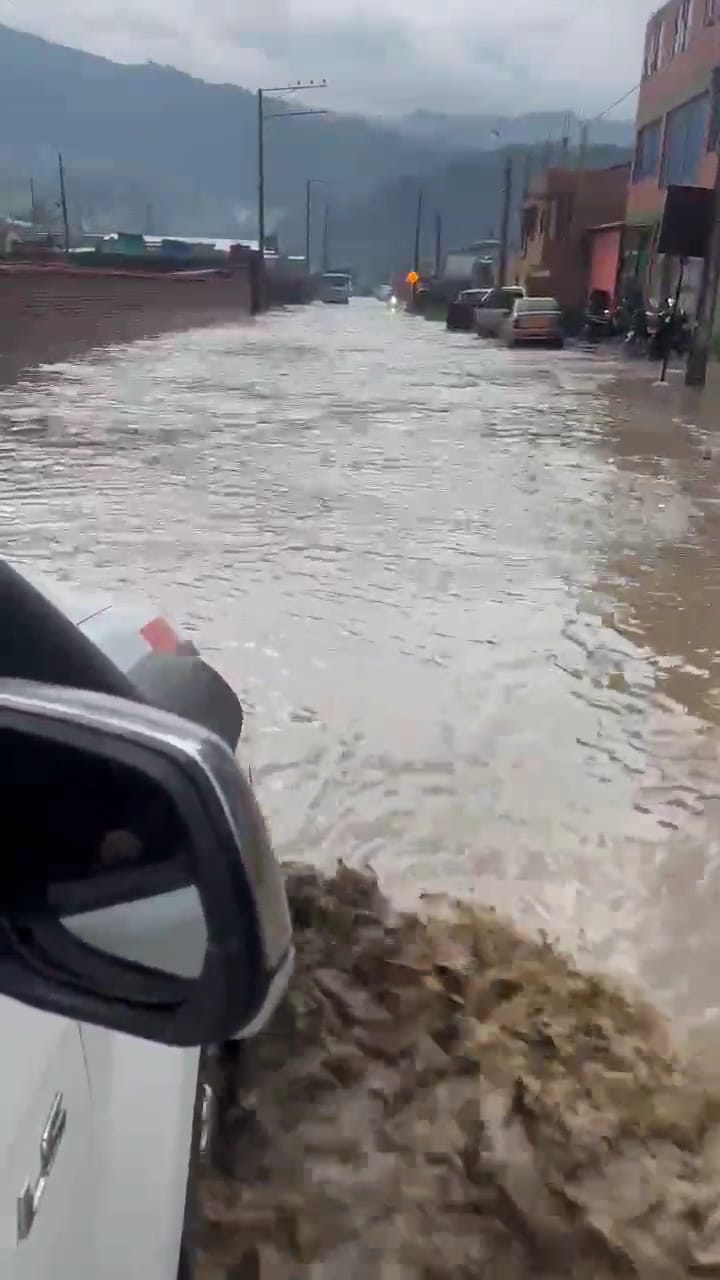 Las fuertes lluvias provocaron el desbordamiento de una quebrada y el colapso de un canal de drenaje