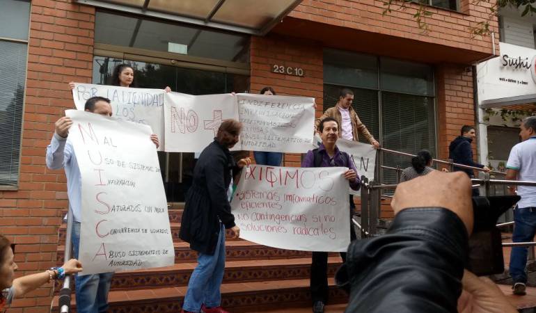 Contadores públicos protestaron frente a la sede de la DIAN en Manizales