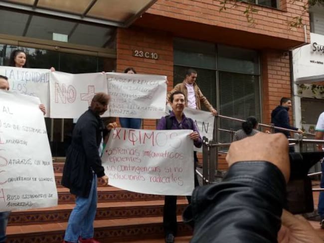 Contadores públicos protestaron frente a la sede de la DIAN en Manizales