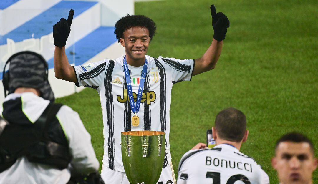 Cuadrado celebra su décimo título con la camiseta de la Juventus.