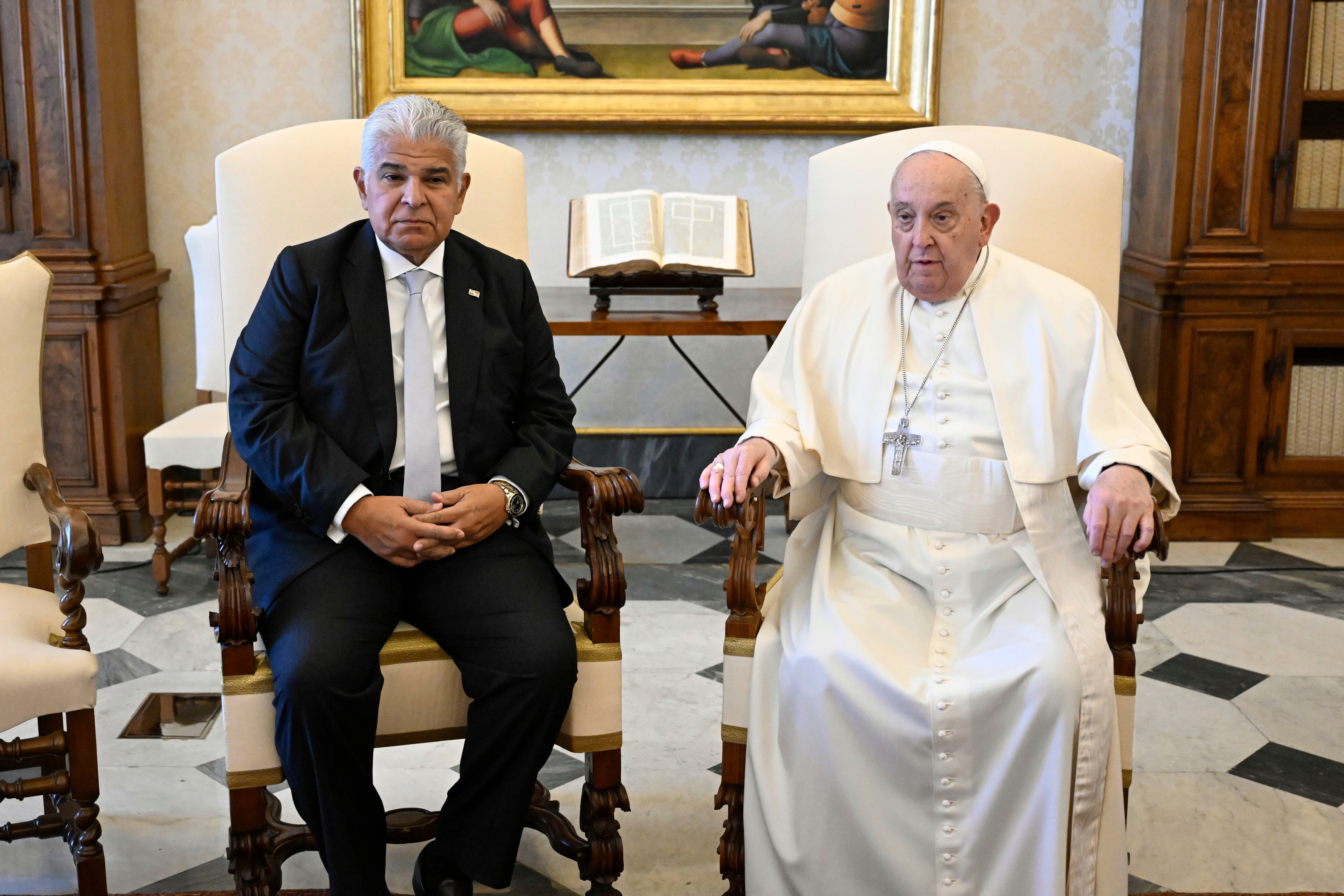 CIUDAD DEL VATICANO, 25/01/2025.- El presidente de Panamá, José Raúl Mulino, fue recibido este sábado en audiencia por el papa Francisco, a quien regaló algunos volúmenes de la historia de la construcción del Canal de Panamá, después de las declaraciones del presidente de EE.UU., Donald Trump, de querer retomar su control. Mulino y Francisco conversaron en privado durante 30 minutos y en el tradicional intercambio de regalos le entregó los libros fotográficos sobre el Canal y una medalla conmemorativa de la presidencia, que comenzó el pasado julio. Por su parte, el pontífice argentino le regaló una obra en terracota titulada "Ternura y amor", el mensaje de la Paz de este año y algunos libros. EFE/ Vaticanmedia *****SOLO USO EDITORIAL/SOLO DISPONIBLE PARA ILUSTRAR LA NOTICIA QUE ACOMPAÑA (CRÉDITO OBLIGATORIO) *****