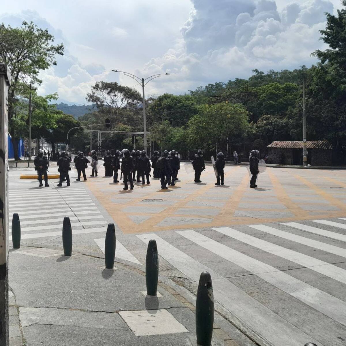 Encapuchados en Medellín se enfrentaron con la Fuerza Pública durante toda la tarde del jueves