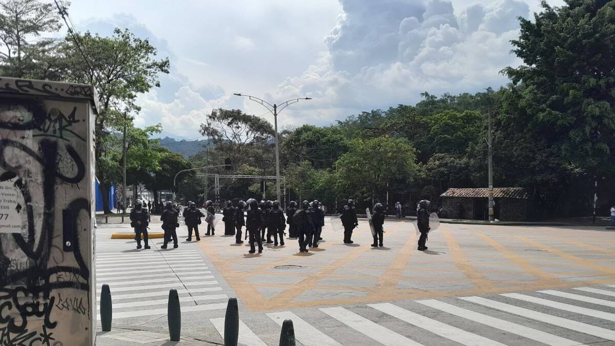 Encapuchados en Medellín se enfrentaron con la Fuerza Pública durante toda la tarde del jueves