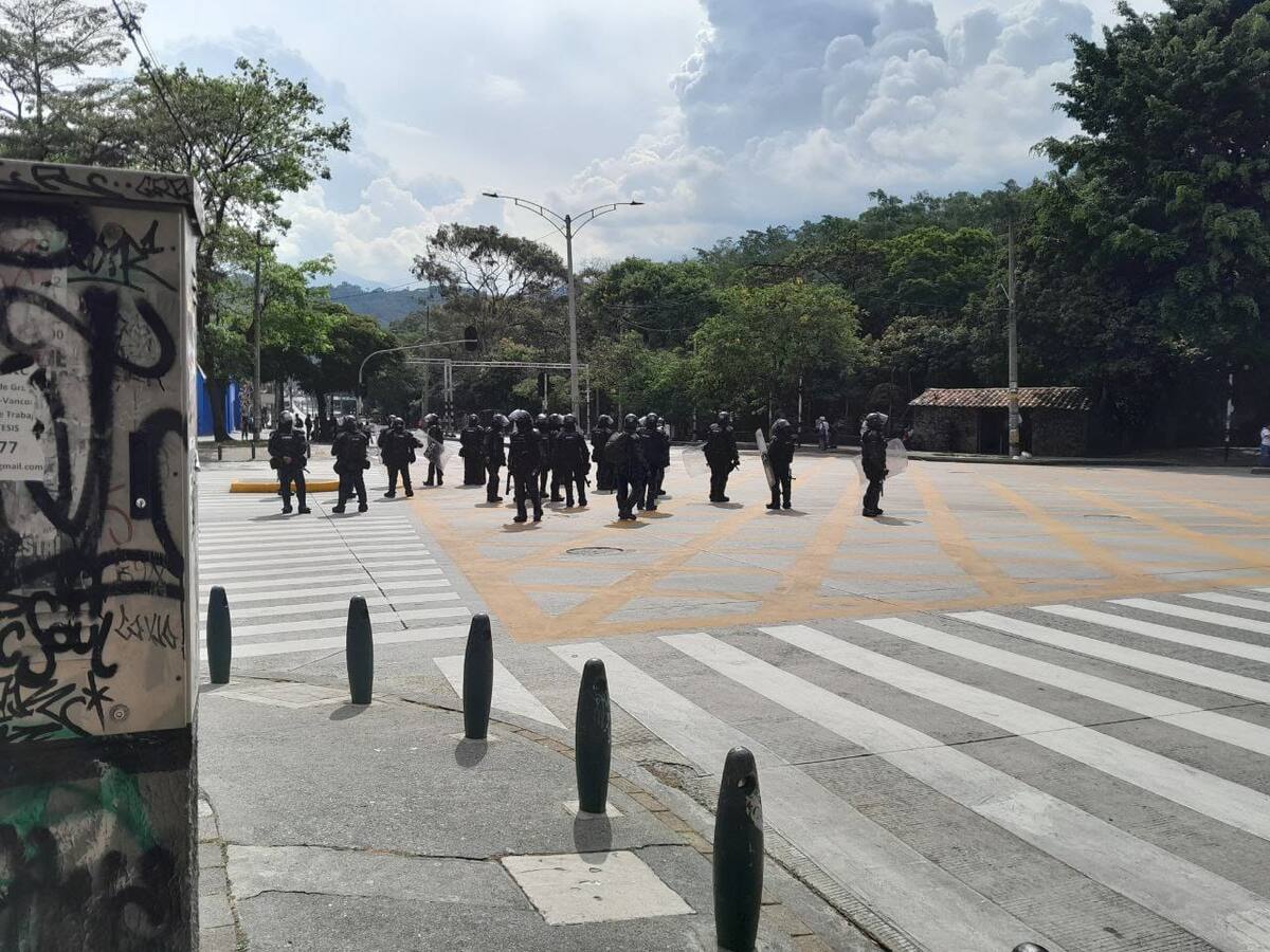 Encapuchados en Medellín se enfrentaron con la Fuerza Pública durante toda la tarde del jueves
