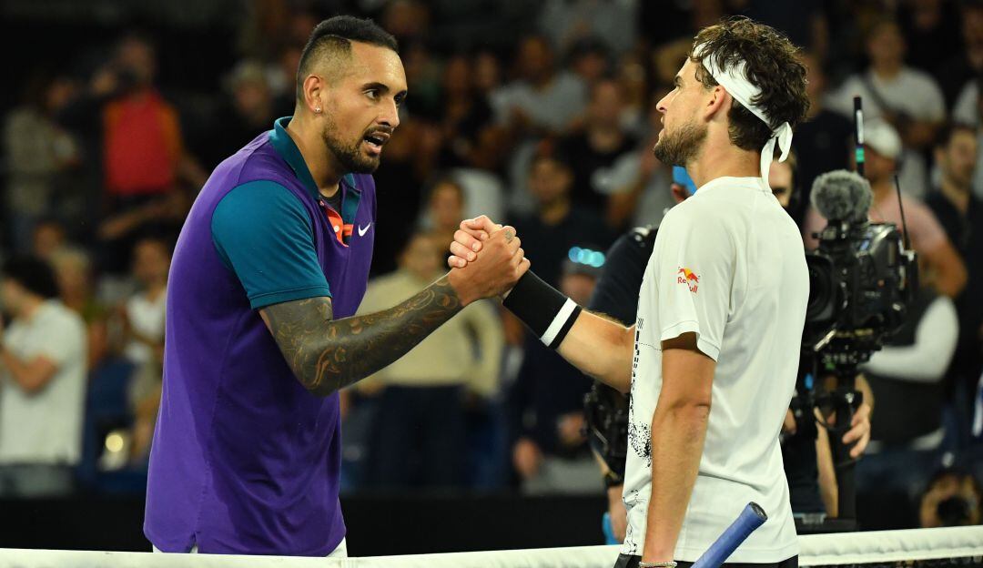 Nick Kyrgios y Dominic Thiem se saludan al final del partido que duró más de tres horas.