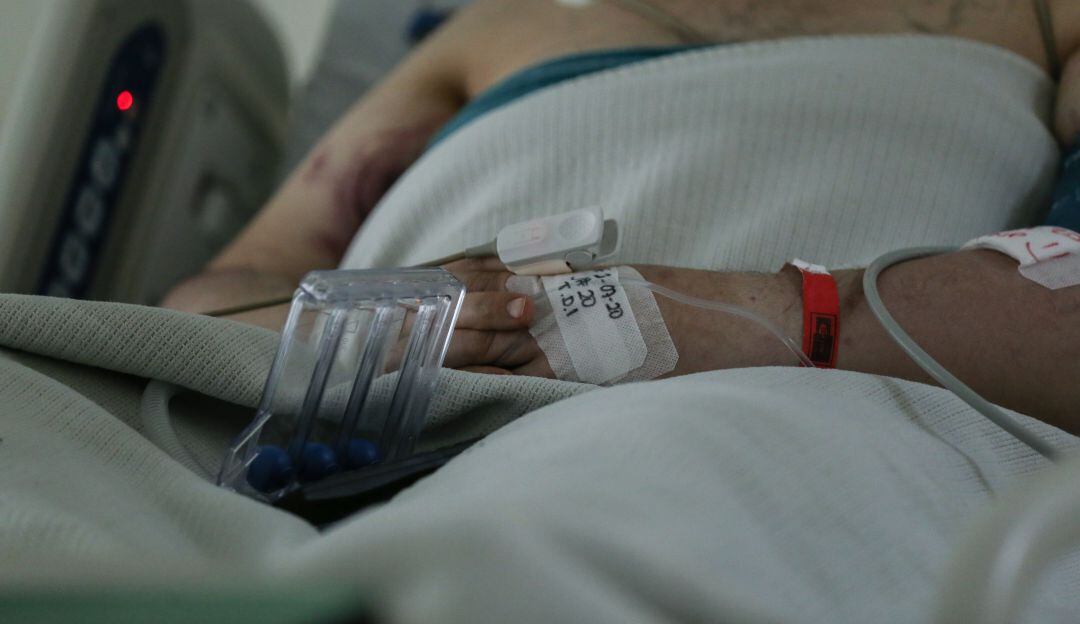 Las Unidades de Cuidados Intensivos se han convertido en campos de batalla contra un enemigo invisible pero letal: la Covid-19