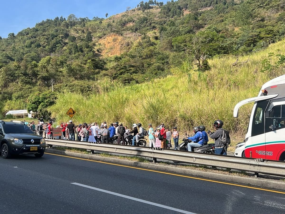Habitantes de la vereda Granizal en Bello se movilizan para exigir agua, vías y vivienda digna