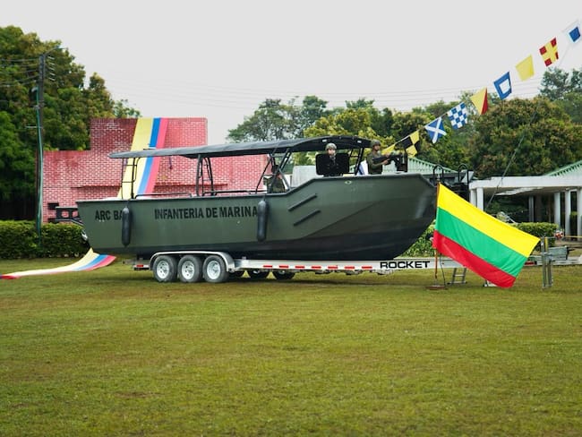 Yamil Arana entrega botes a la Infantería de Marina. // Gobernación de Bolívar