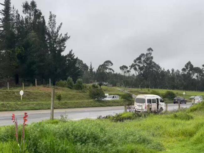Empresas transportadoras recogen a pasajeros en la BTS frente al Centro Comercial Green Hills / Caracol Radio.
