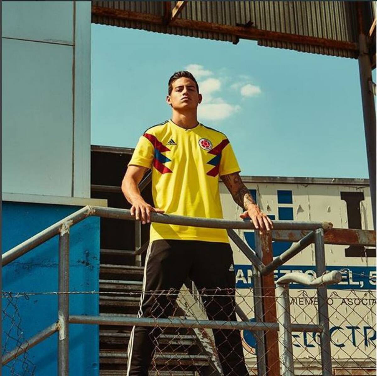 Laura Tobón: Desde ya con ustedes para esta nueva aventura! Hoy empezamos el sueño mundialista con la nueva camiseta de nuestra selección Colombia! Nos vamos a Rusia
