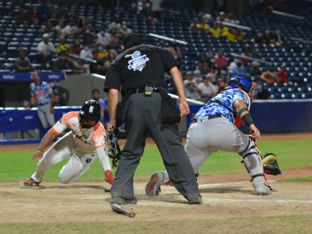Suspenden juego de béisbol en Barranquilla por casos de COVID-19