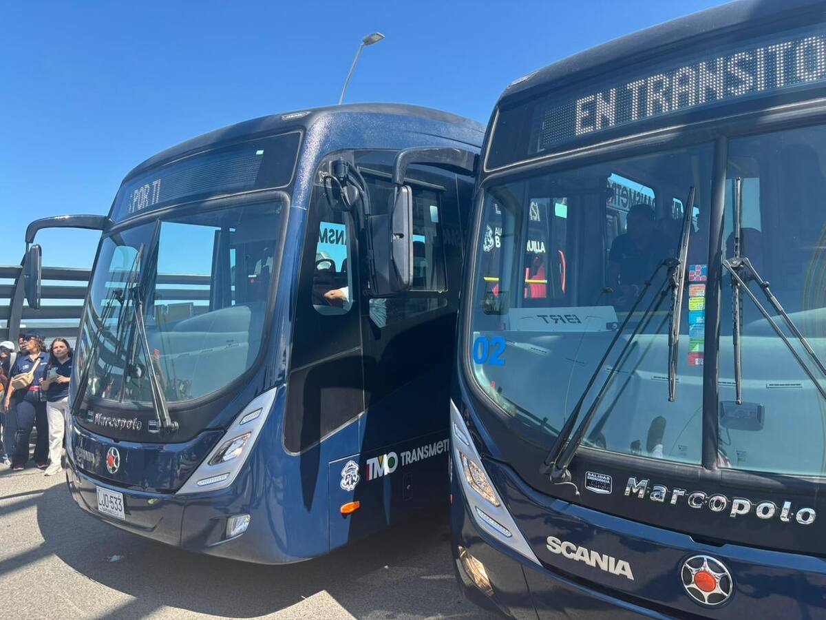 Transmetro presenta 20 nuevos buses desde el Puente Pumarejo