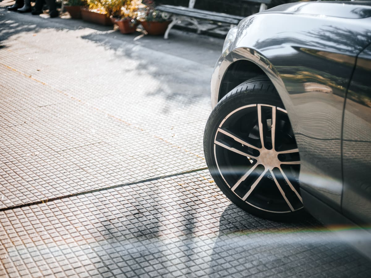 Estos son los riesgos de parquear los carros con las llantas ‘torcidas’