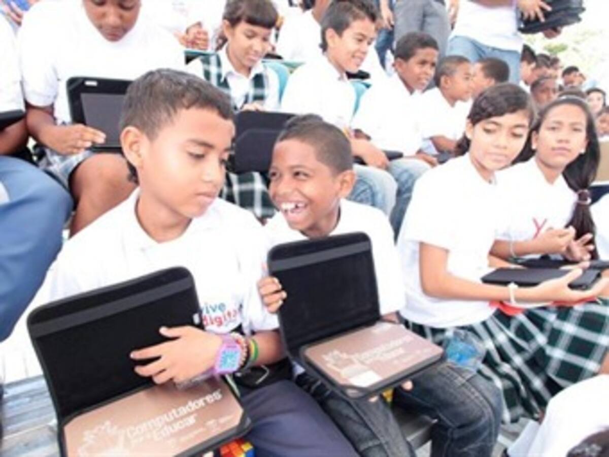 Gobernación de Cundinamarca entregará 1.300 computadores a estudiantes del departamento