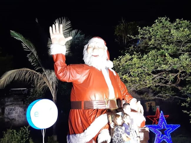 Imagen gigante de Papá Noel ubicado en el alumbrado navideño en el Parque de la Vida en Armenia