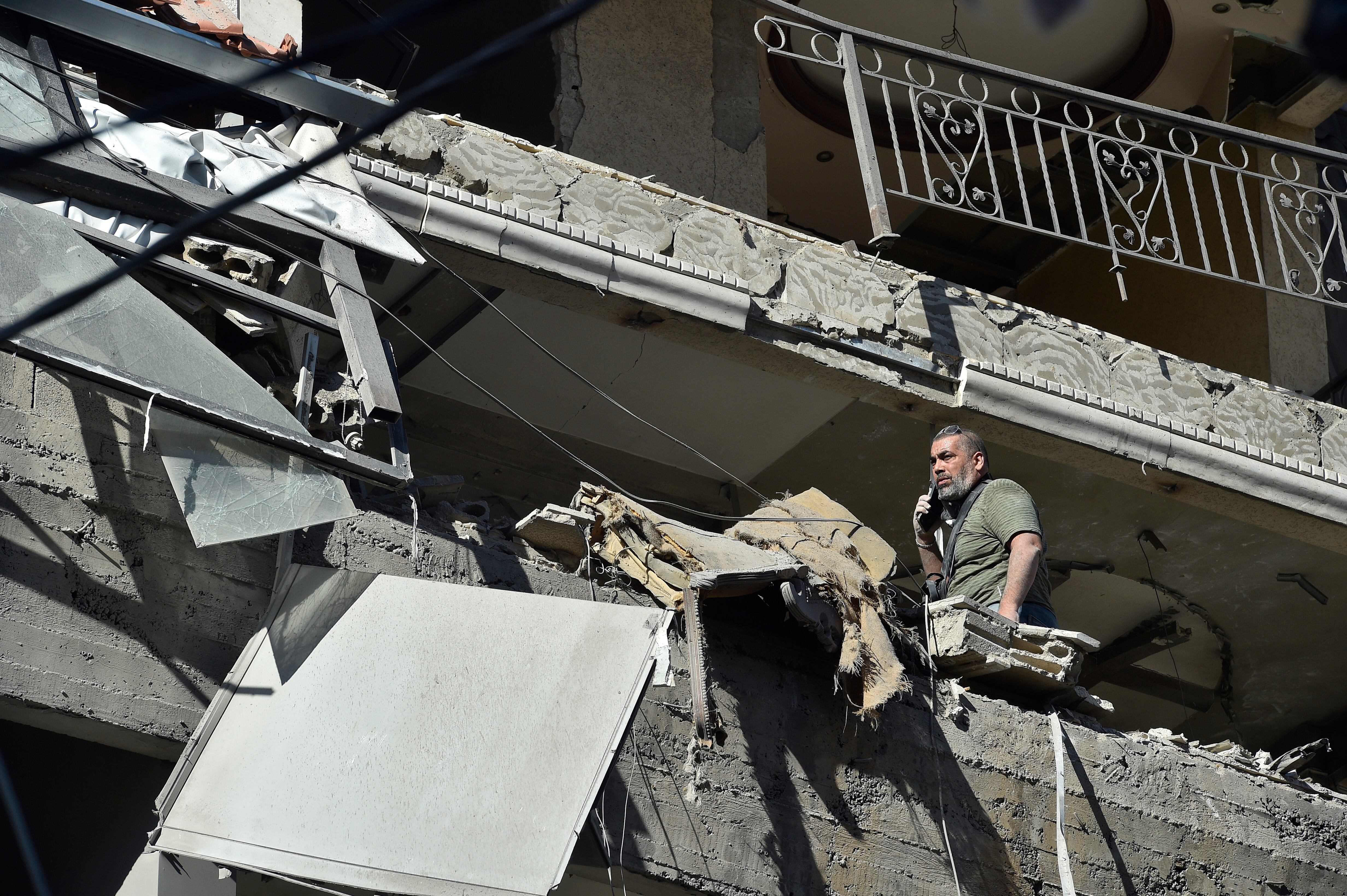 Un hombre en un edificio residencial atacado por Israel en Beirút (Líbano). 


EFE/EPA/WAEL HAMZEH