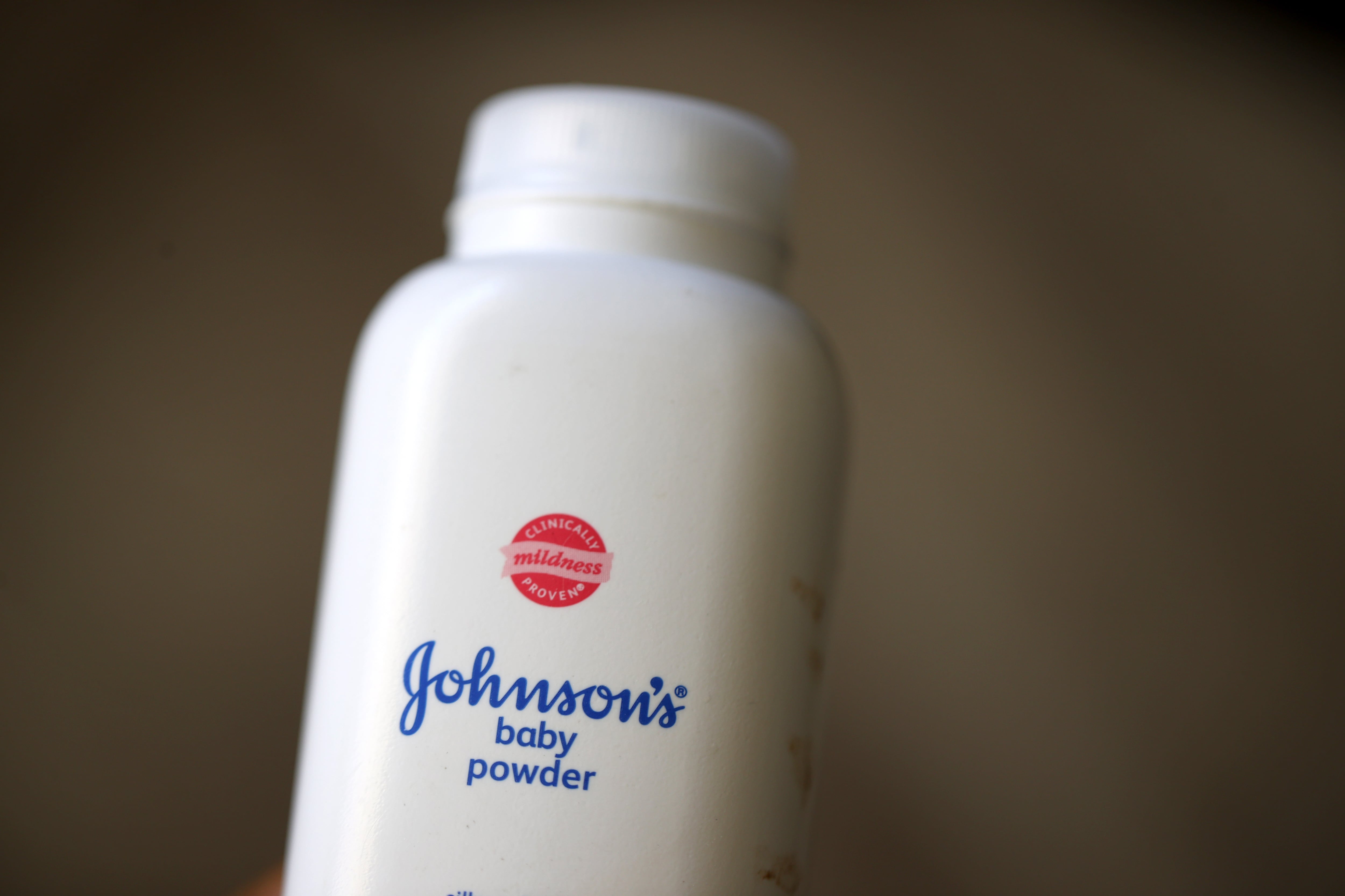 Johnson & Johnson ofrece millonario arreglo en demandas por casos de cáncer ligados a talco. (Photo Illustration by Justin Sullivan/Getty Images)