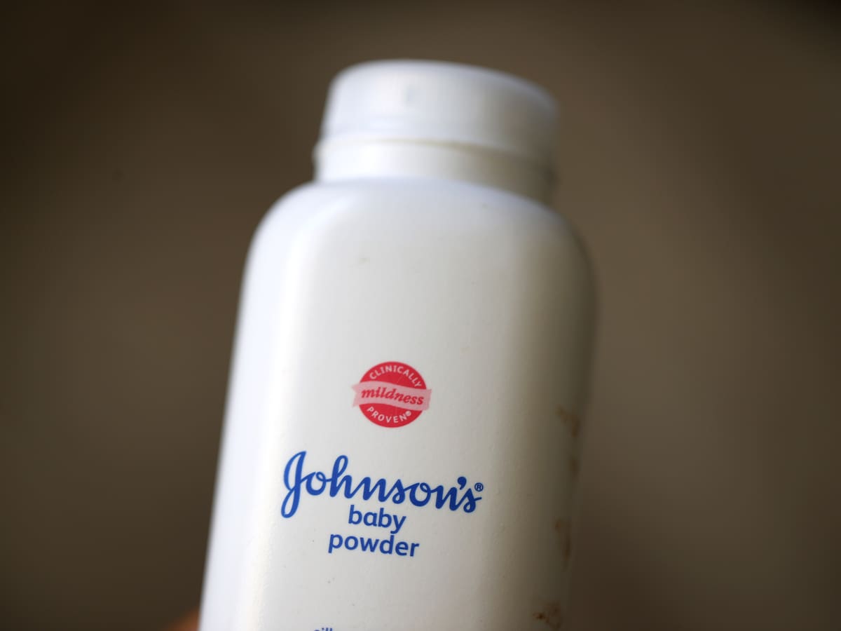 Johnson & Johnson ofrece millonario arreglo en demandas por casos de cáncer ligados a talco