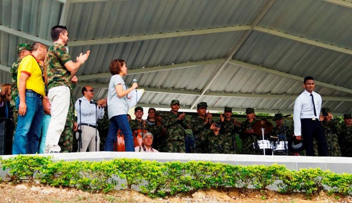 Durante el evento, integrantes de la Policía, el Esmad y el Ejército recibieron con emoción a Juanes, le prepararon una presentación musical con vallenato y otra con un Michael Jackson del batallón "Coronel Francisco José de Caldas".