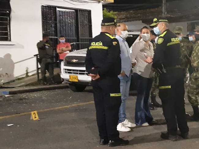 Daños en la alcaldía de Andalucía y un patrullero lesionado deja la explosión de una granada