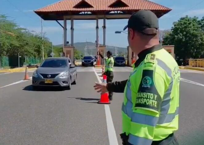 La Policía realizando los controles en las vías. Foto: tomada de un video de DEATA.