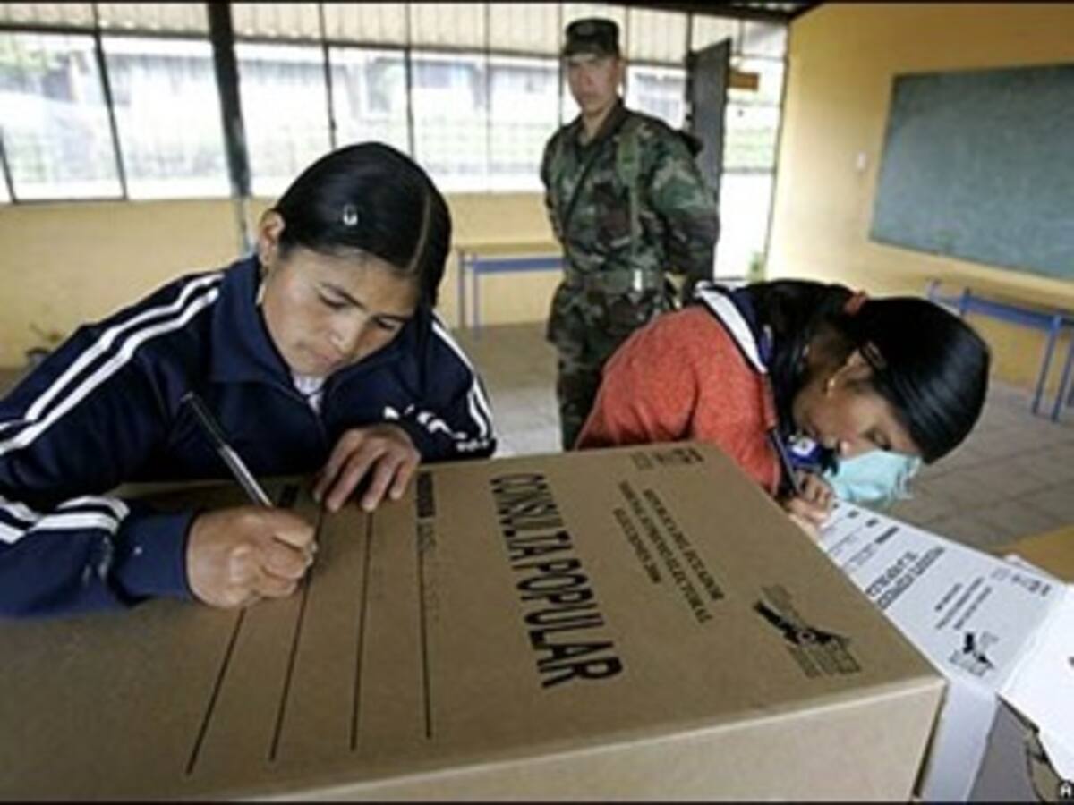 Ecuatorianos deciden en las urnas si avalan el 'Socialismo del Siglo XXI'