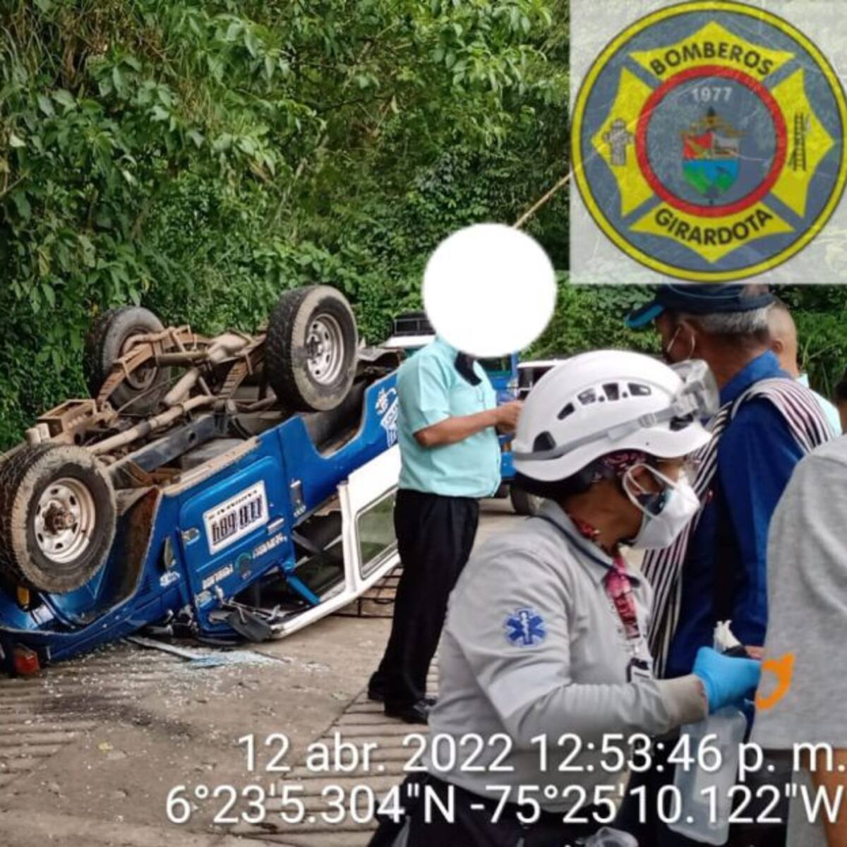 Un colectivo se volcó en Girardota, cuatro personas quedaron lesionados