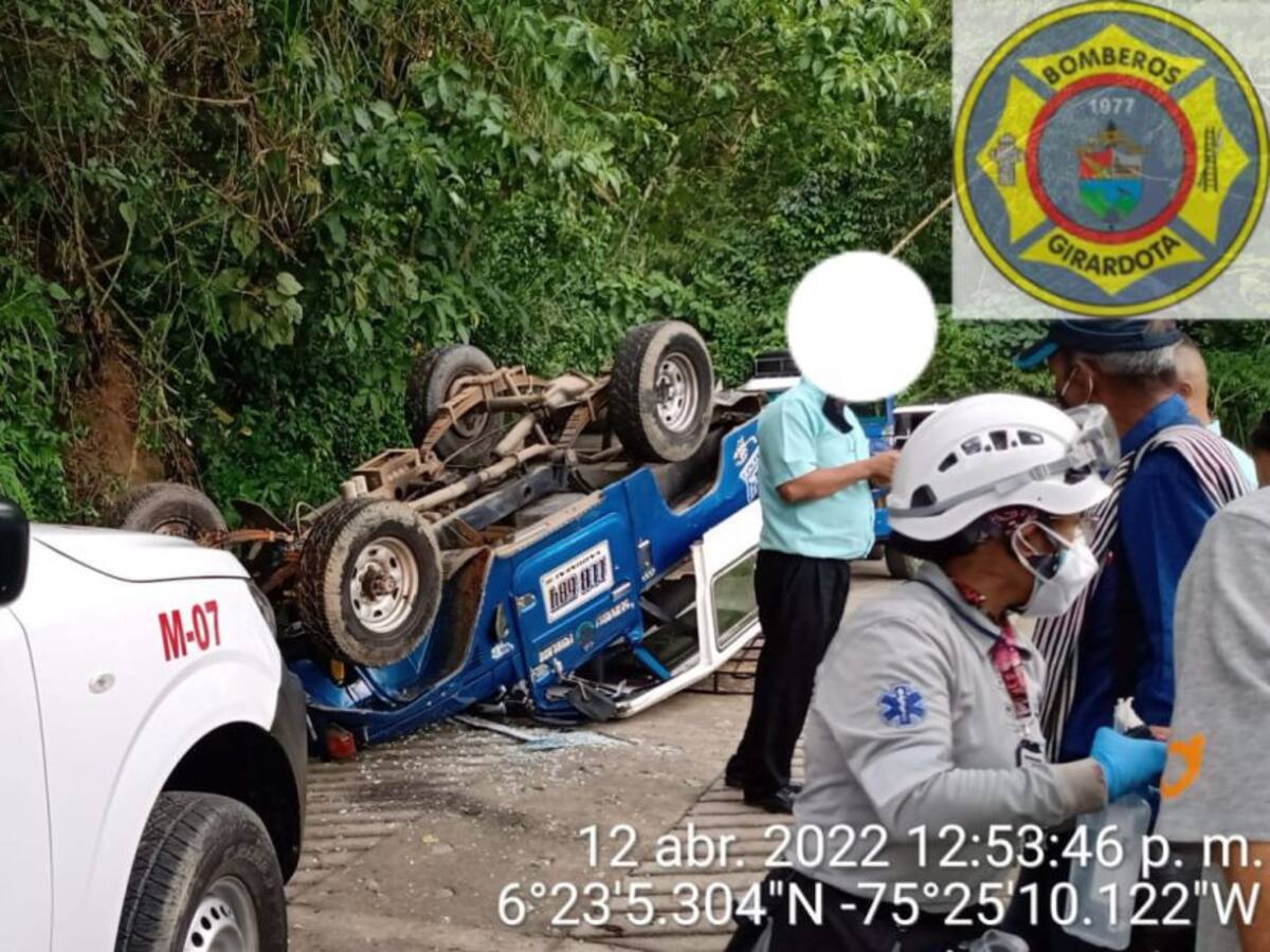 Un colectivo se volcó en Girardota, cuatro personas quedaron lesionados