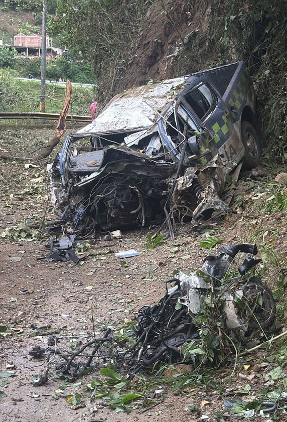 Camioneta de la policía destruida en Ebéjico- foto cortesía