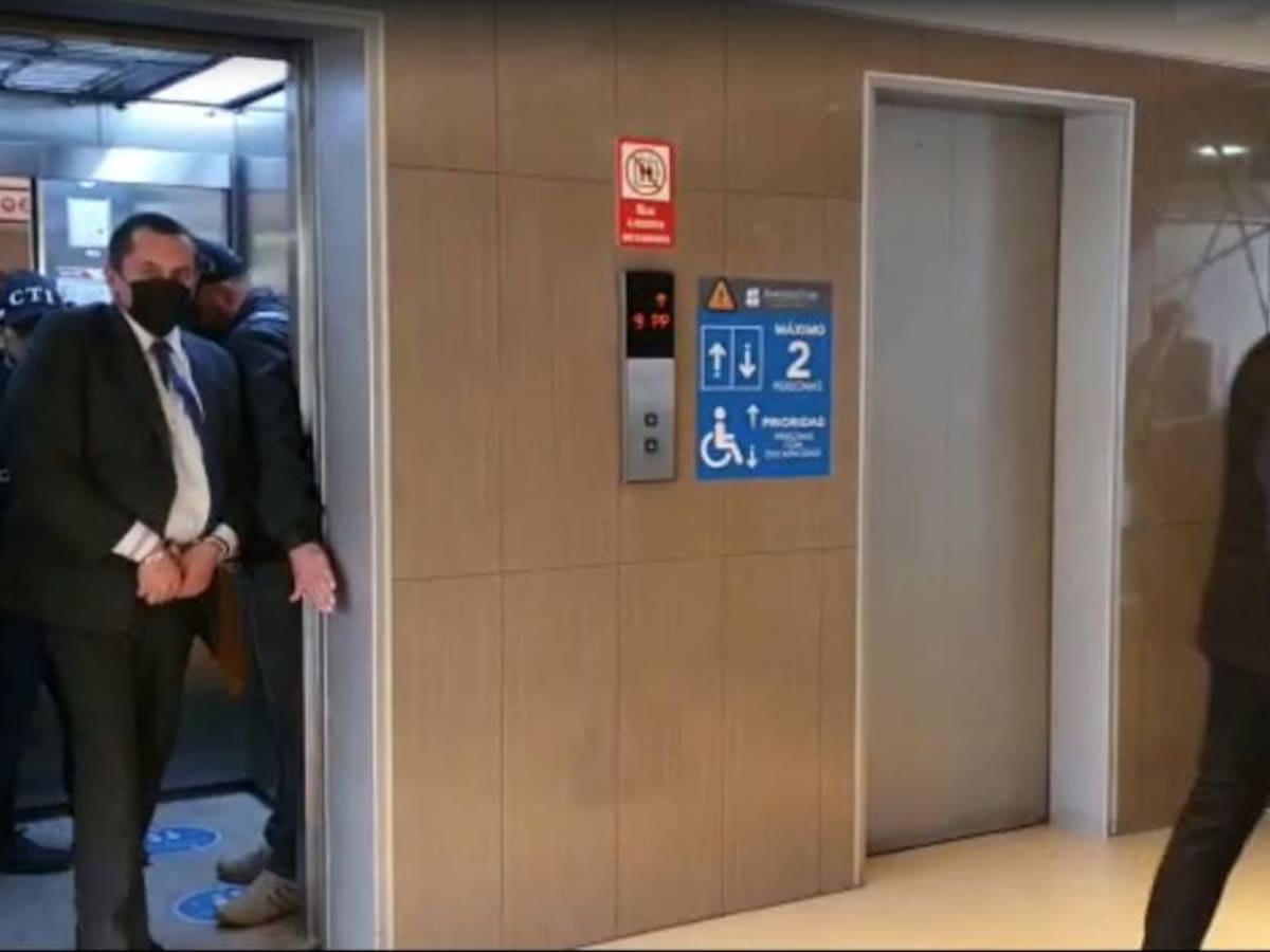 Esposado y custodiado: Así llegó el senador Castaño a rendir indagatoria