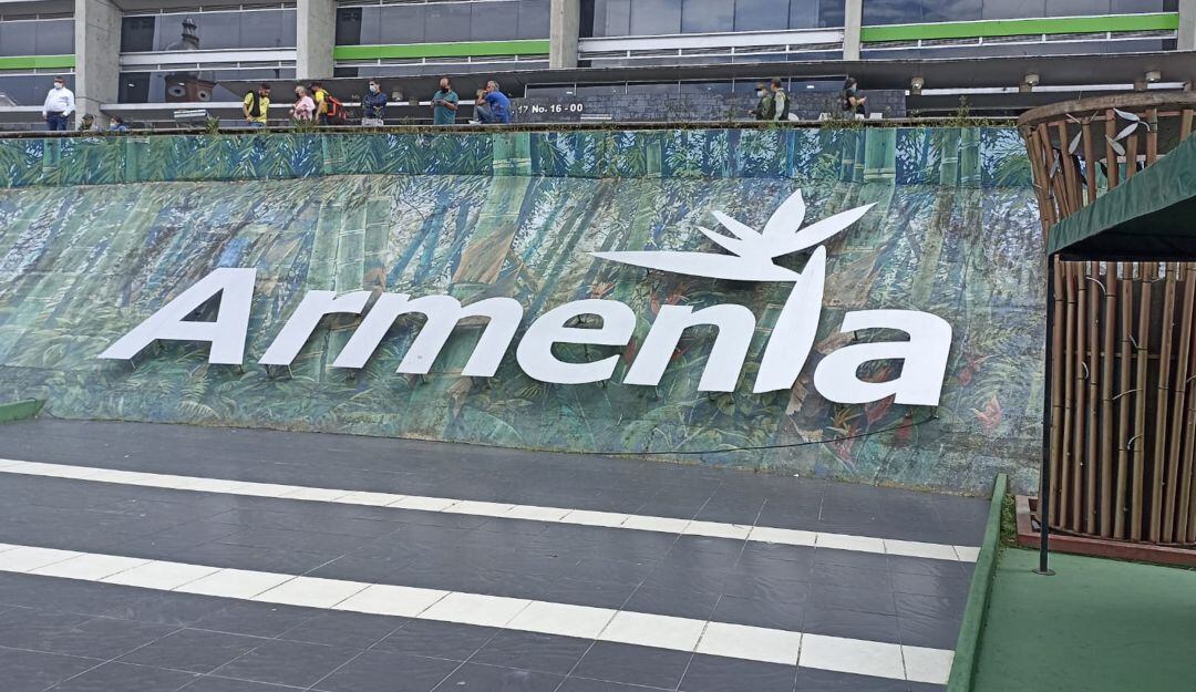 Letrero de Armenia en la plaza de la quindianidad