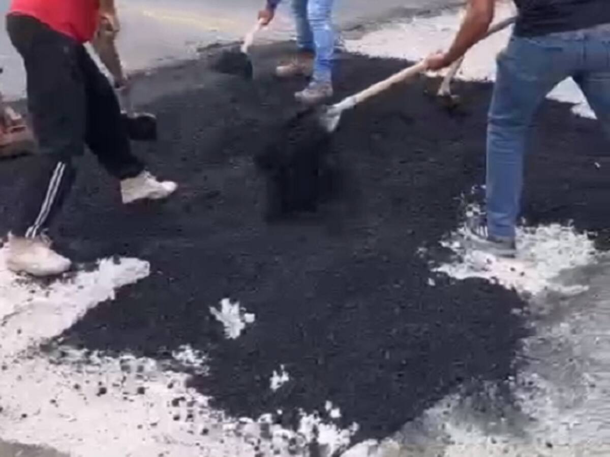 Comunidades tapan el hueco dejado por el resalto en vía a San Gil