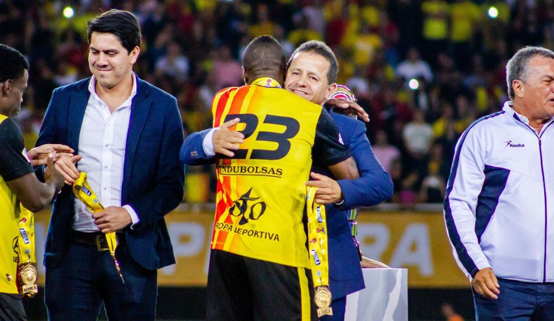 Jhon Ómar Candamil abraza a sus jugadores durante el ascenso del equipo a la primera división en 2019.