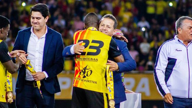 Jhon Ómar Candamil abraza a sus jugadores durante el ascenso del equipo a la primera división en 2019.