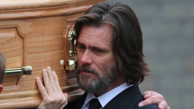 Jim Carrey en el funeral de su novia.