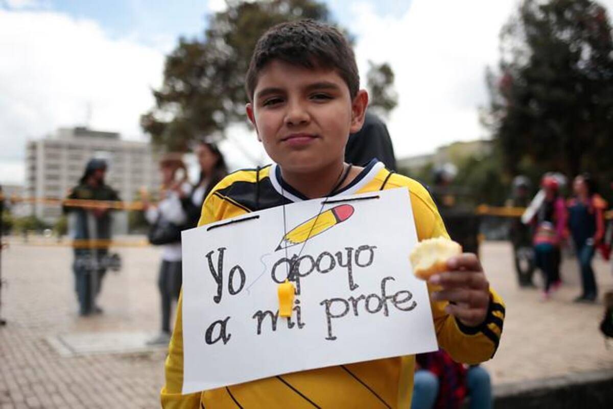 Continua el paro nacional de maestros. En la jornada del 29 de abril, profesores se concentraron en diferentes ciudades para adelantar un cacerolazo contra el Gobierno