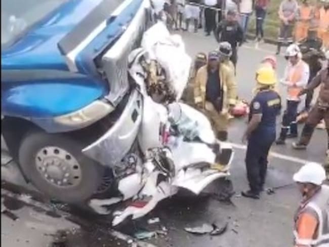 La menor de 17 años fallecida, quedo atrapada en un automóvil que fue impactado pro dos tractocamiones.