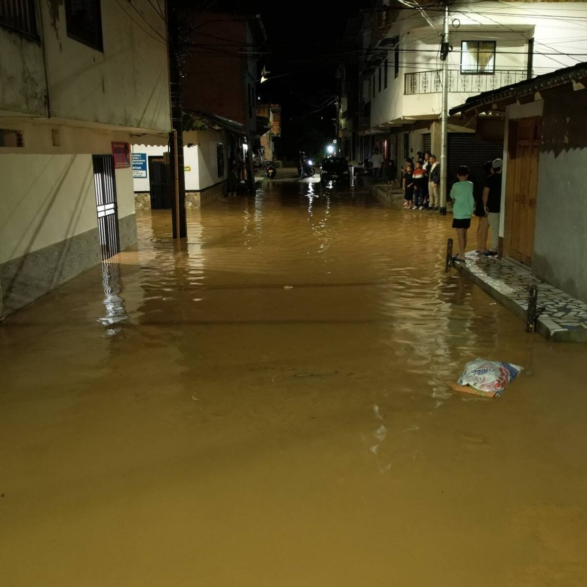 Autoridades atendían inundaciones en seis sectores del área urbana de San Roque