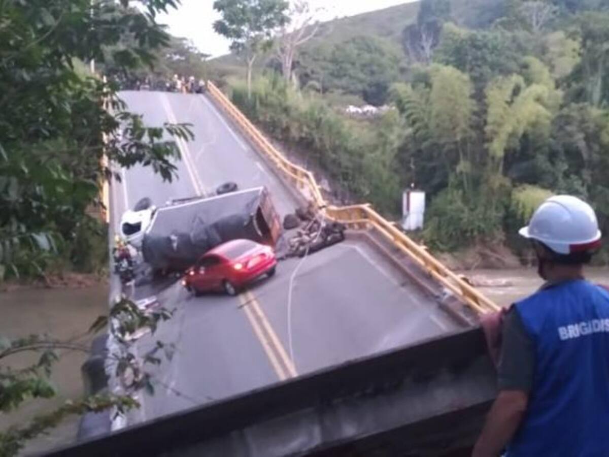 Se inició investigación para establecer causas del colapso en el puente La Vieja