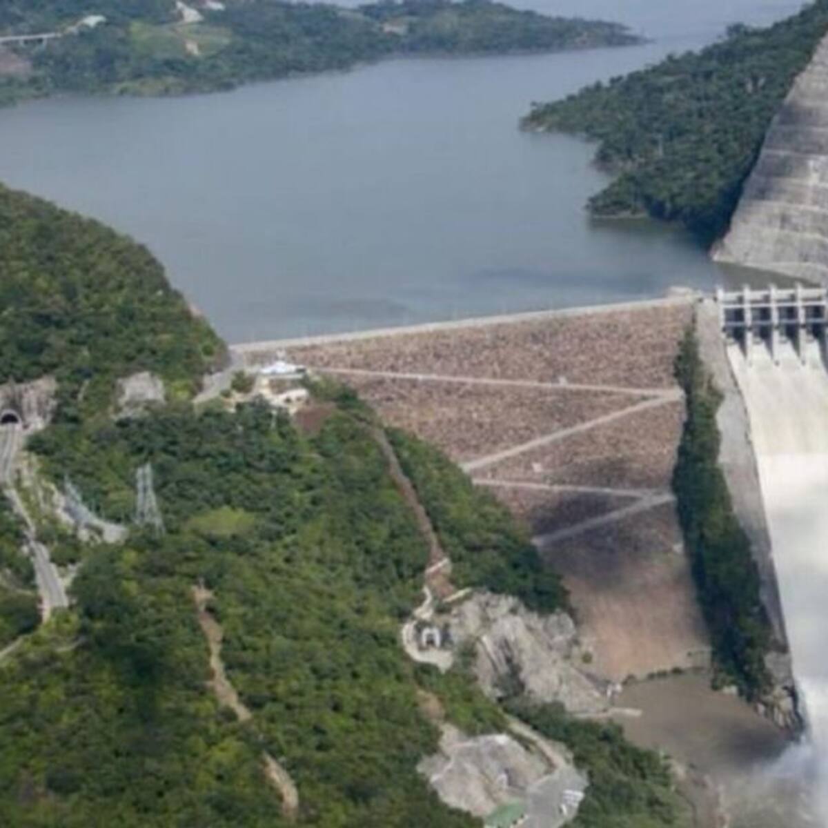 Se abren las compuertas del embalse Topocoro